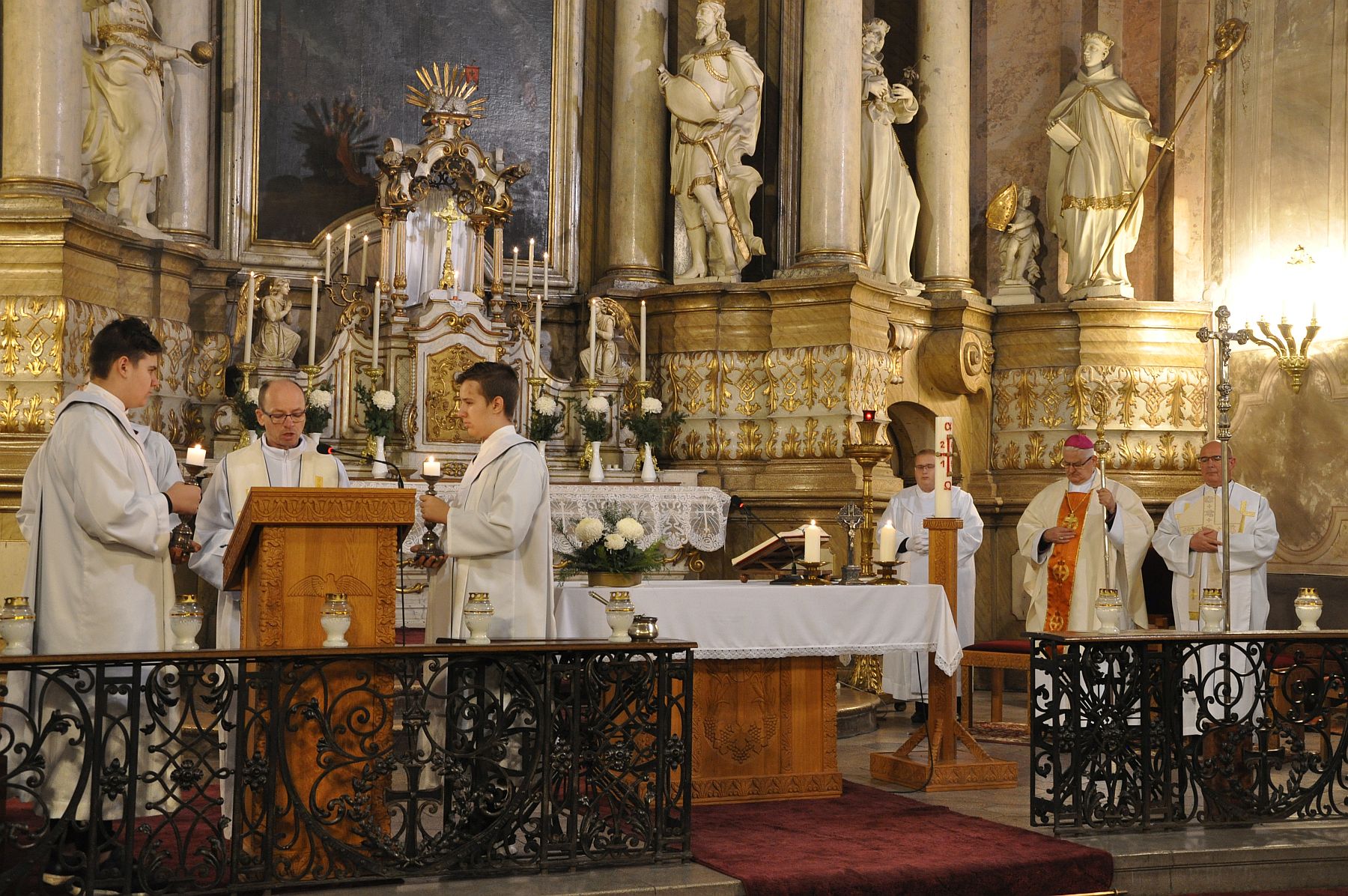 A Szent Imre templomban celebrált misét mindenszentek ünnepén Spányi Antal, püspök